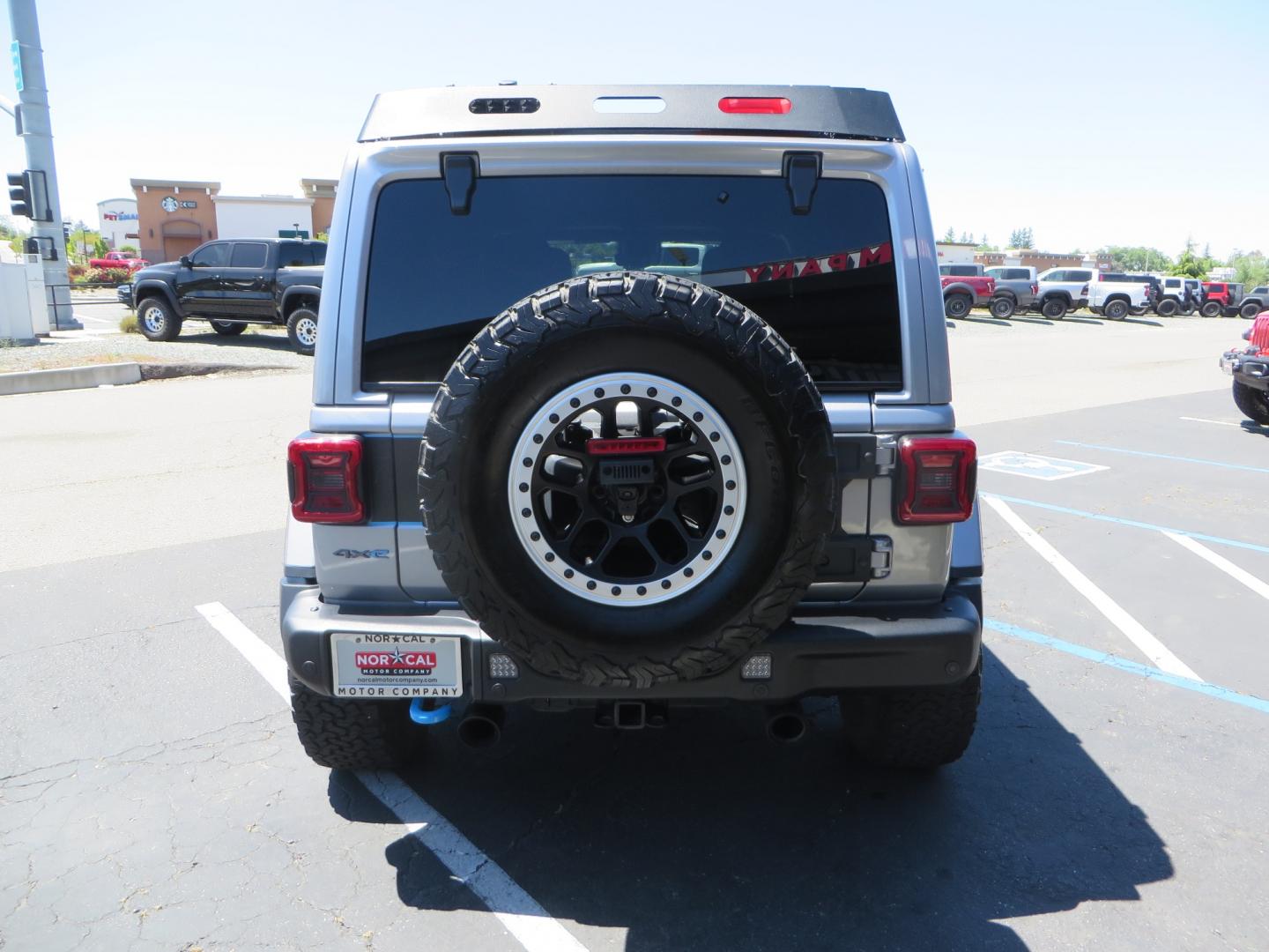 2021 SILVER /BLACK Jeep Wrangler Unlimited Rubicon 4XE 4d SUV 4wd (1C4JJXR63MW) with an 2.0L L4 DOHC 16V TURBO engine, automatic transmission, located at 2630 Grass Valley Highway, Auburn, CA, 95603, (530) 508-5100, 38.937893, -121.095482 - Impressive 4xe Rubicon with a ton of extras that include Fox 3.0 internal bypass front and rear shocks, 315 BFG KO2 tires, Warn winch, Factor 55 Ultra hook, Front bumper stinger, Rigid Pods on front bumper, Rigid A series lights in the roof rack, DV8 lockable hood pins, Westin Running boards, Fury d - Photo#5